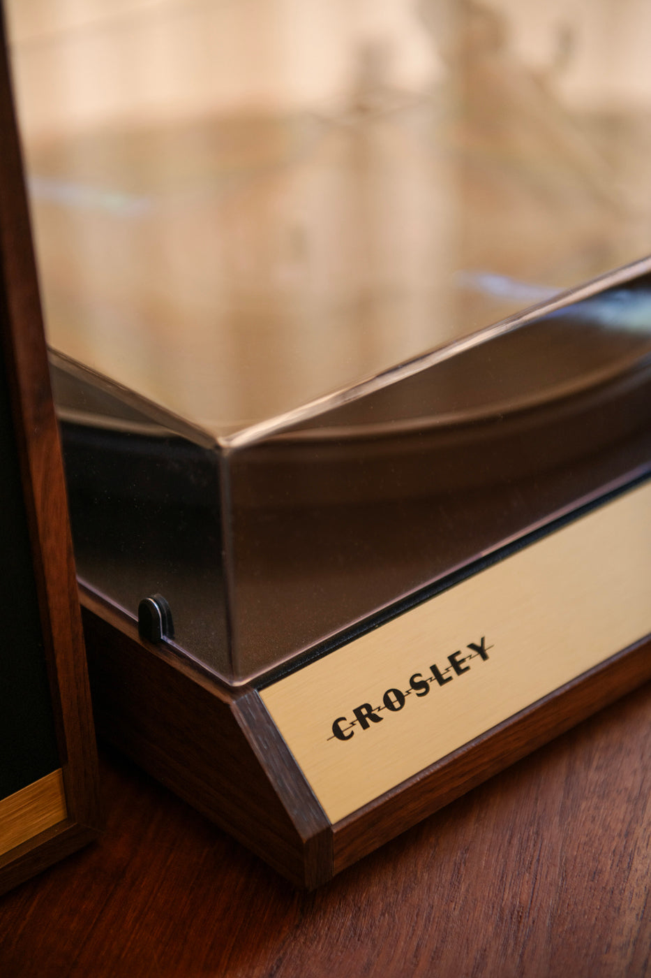 Crosley C72 Walnut with golden details Crosley Radio Europe